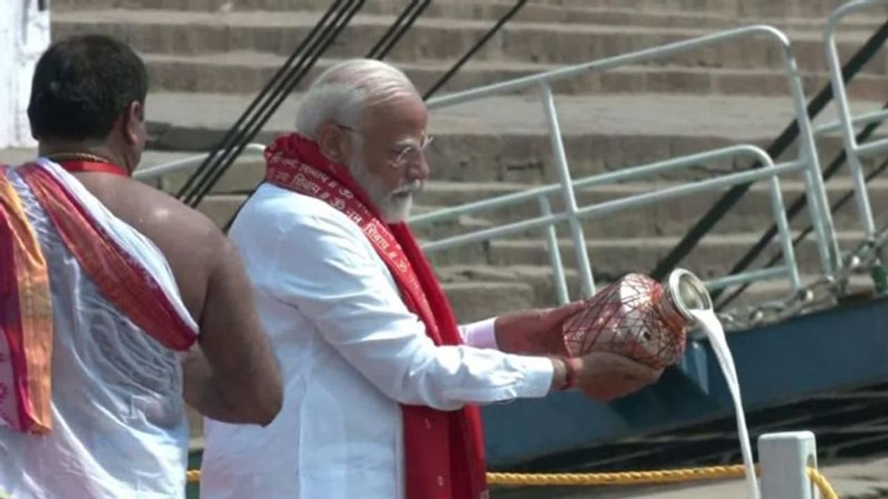 வாரணாசியில் வேட்புமனுத்தாக்கல் செய்யும் பிரதமர் மோடி: கங்கையில் வழிபாடு! வாரணாசியில் வேட்புமனுத்தாக்கல் செய்யும் பிரதமர் மோடி: கங்கையில் வழிபாடு!