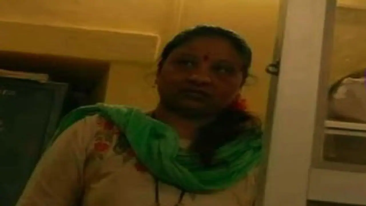 ಧಾರವಾಡ: ಸರ್ಕಾರಿ ಇಲಾಖೆಯ ಗುಪ್ತ ಮಾಹಿತಿ ಸೋರಿಕೆ, ಈ ಮಹಿಳಾ ಸಿಬ್ಬಂದಿ ಮೇಲೆ ಯಾಕಿಷ್ಟು ನಂಬಿಕೆ? 