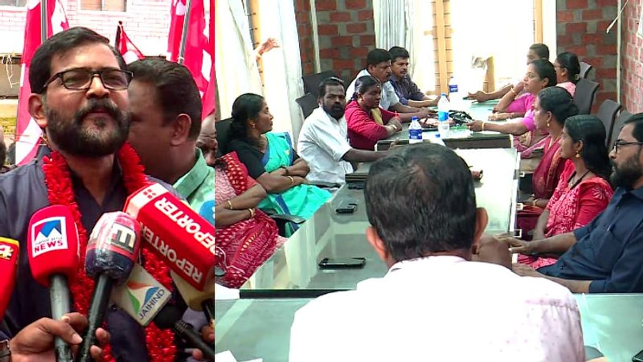 കാൽനൂറ്റാണ്ട് ഭരിച്ച രാമങ്കരി പഞ്ചായത്ത് സിപിഎമ്മിന് നഷ്ടമായി.കോൺഗ്രസിനൊപ്പം അവിശ്വാസപ്രമേയം പാസാക്കി കാൽനൂറ്റാണ്ട് ഭരിച്ച രാമങ്കരി പഞ്ചായത്ത് സിപിഎമ്മിന് നഷ്ടമായി.കോൺഗ്രസിനൊപ്പം അവിശ്വാസപ്രമേയം പാസാക്കി