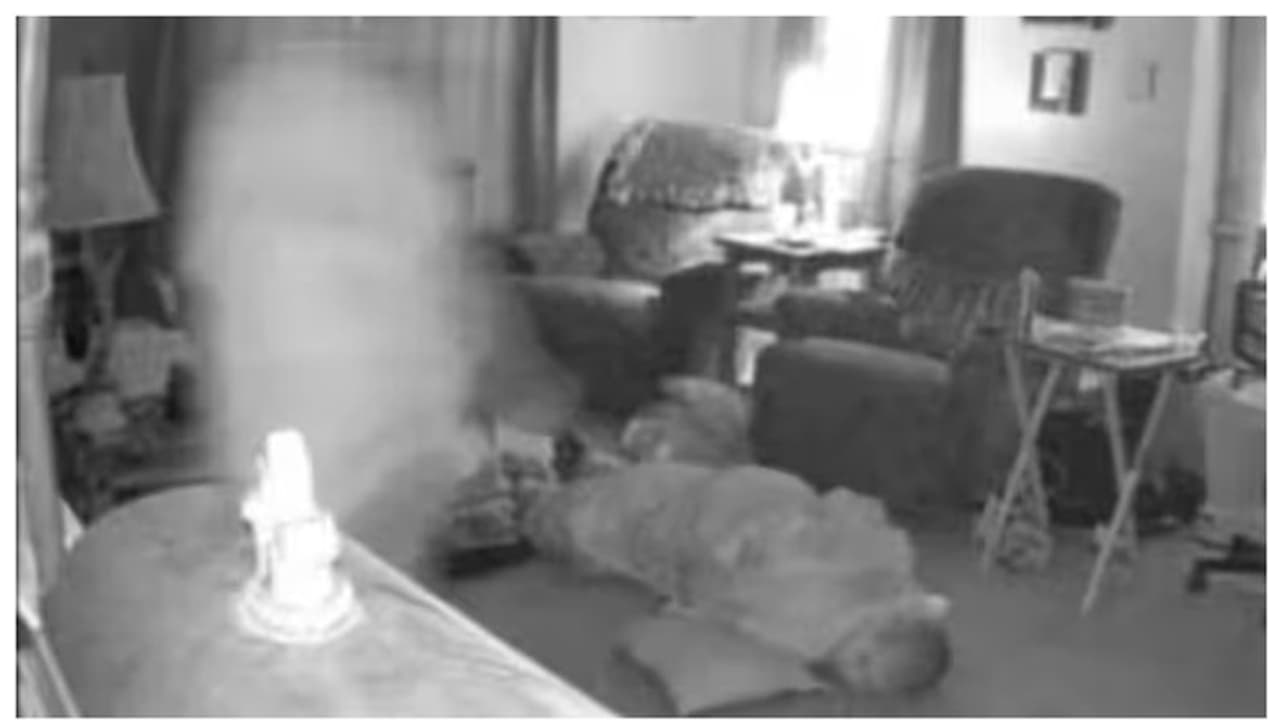 ഉറങ്ങിക്കിടക്കുന്ന മകനെ നോക്കുന്ന വിചിത്ര രൂപം പങ്കുവച്ച് അച്ഛന്‍; അത് 'പ്രേതം' തന്നെയെന്ന് സോഷ്യല്‍ മീഡിയ 