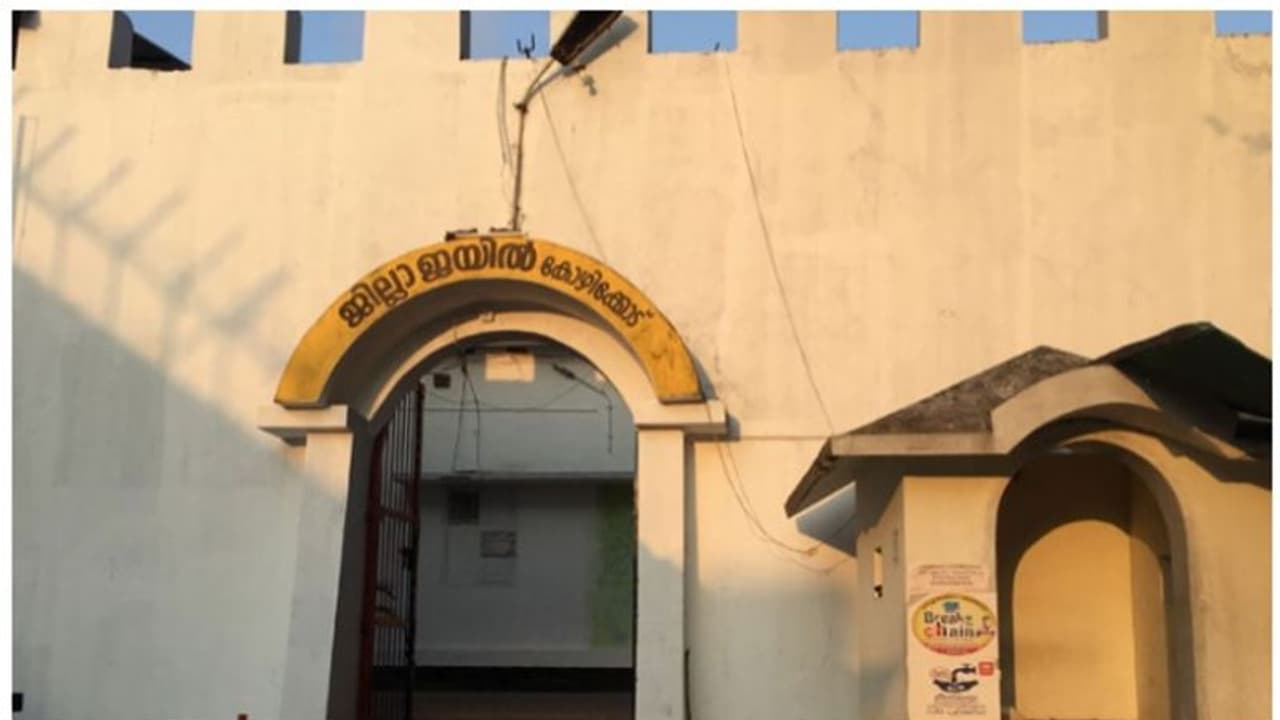 തടവുപുള്ളിയായ സുഹൃത്തിനെ കാണാനെത്തിയ ക്രിമിനൽ സംഘം കോഴിക്കോട് ജയിൽ ഉദ്യോഗസ്ഥരെ മർദ്ദിച്ചു; 3 പേർക്ക് പരിക്ക് തടവുപുള്ളിയായ സുഹൃത്തിനെ കാണാനെത്തിയ ക്രിമിനൽ സംഘം കോഴിക്കോട് ജയിൽ ഉദ്യോഗസ്ഥരെ മർദ്ദിച്ചു; 3 പേർക്ക് പരിക്ക്