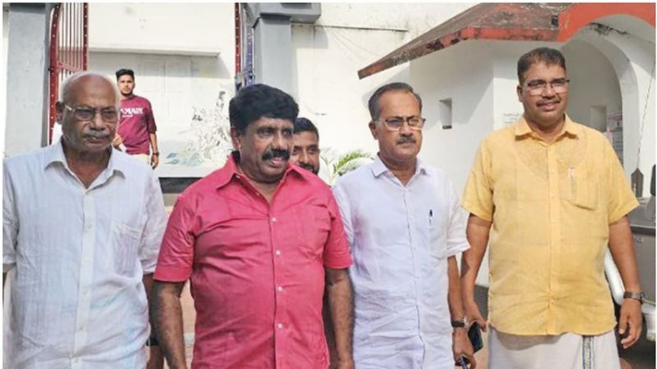 കള്ളക്കേസെടുത്ത് മുസ്ലിം ലീഗ് പ്രവർത്തകരെ അടിച്ചമർത്താമെന്ന് സർക്കാർ കരുതേണ്ടെന്ന് പി എം എ സലാം കള്ളക്കേസെടുത്ത് മുസ്ലിം ലീഗ് പ്രവർത്തകരെ അടിച്ചമർത്താമെന്ന് സർക്കാർ കരുതേണ്ടെന്ന് പി എം എ സലാം