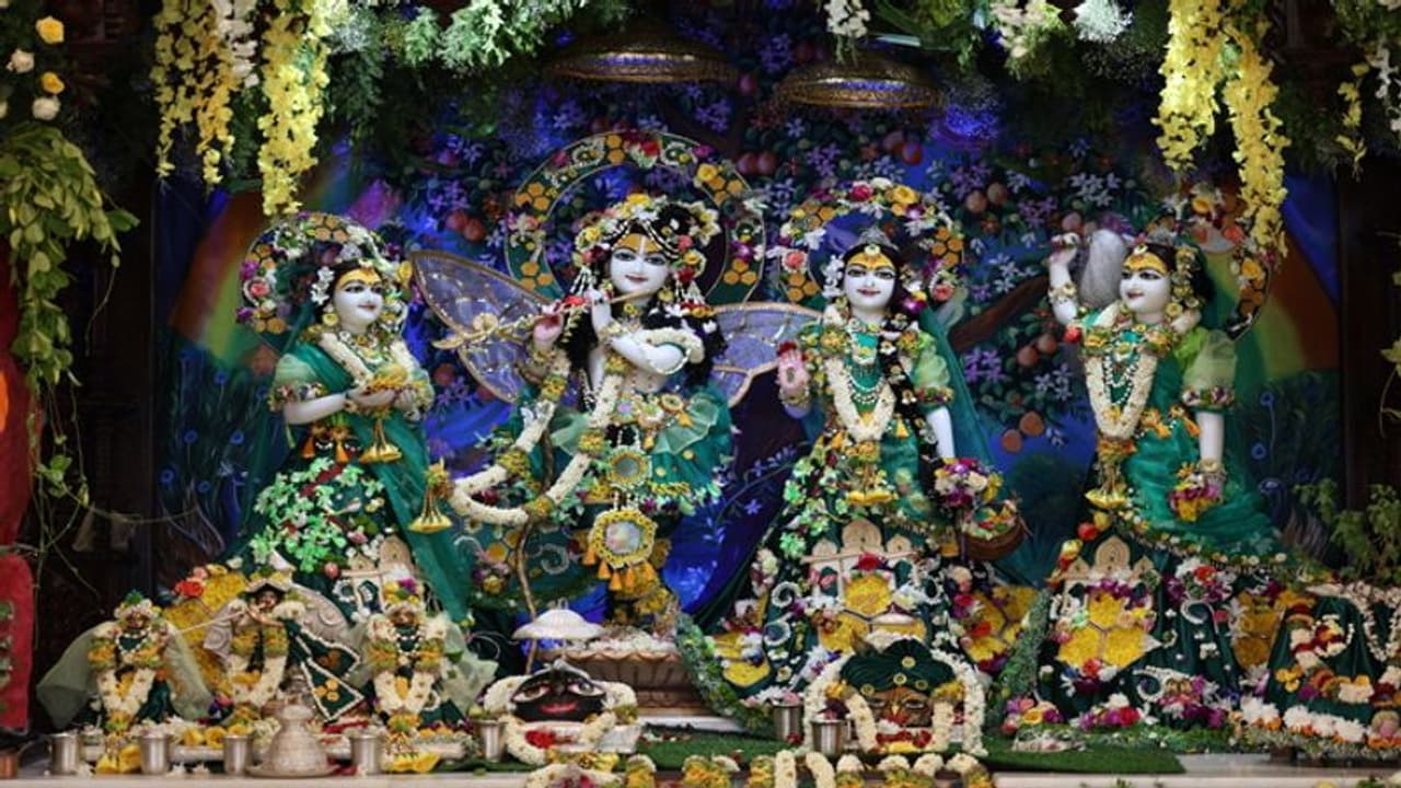 சென்னை இஸ்கான் கோயிலில் வெகு விமரிசையாக நடந்து முடிந்தது புஷ்பா அபிஷேக விழா!