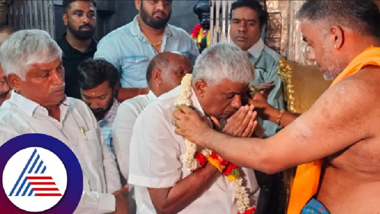 ಪುತ್ರ ಪ್ರಜ್ವಲ್ ಹೆಸರಲ್ಲಿ ಚಾಮುಂಡೇಶ್ವರಿಗೆ ಅರ್ಚನೆ ಮಾಡಿಸಿದ ಹೆಚ್‌ಡಿ ರೇವಣ್ಣ