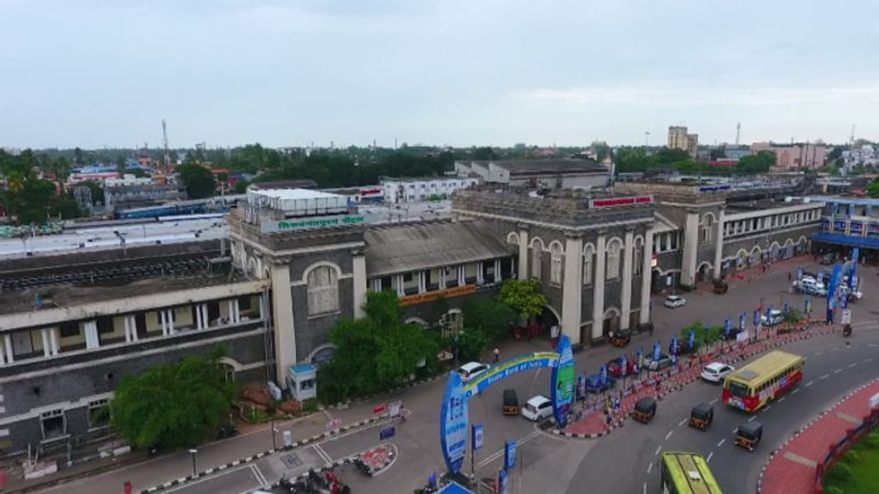 തലസ്ഥാനത്ത് ലൈട്രാം മെട്രോ പഠനം നടത്തി കെഎംആര്എൽ; എതിര്പ്പുമായി ചേംബര് ഓഫ് കൊമേഴ്സ് തലസ്ഥാനത്ത് ലൈട്രാം മെട്രോ പഠനം നടത്തി കെഎംആര്എൽ; എതിര്പ്പുമായി ചേംബര് ഓഫ് കൊമേഴ്സ്