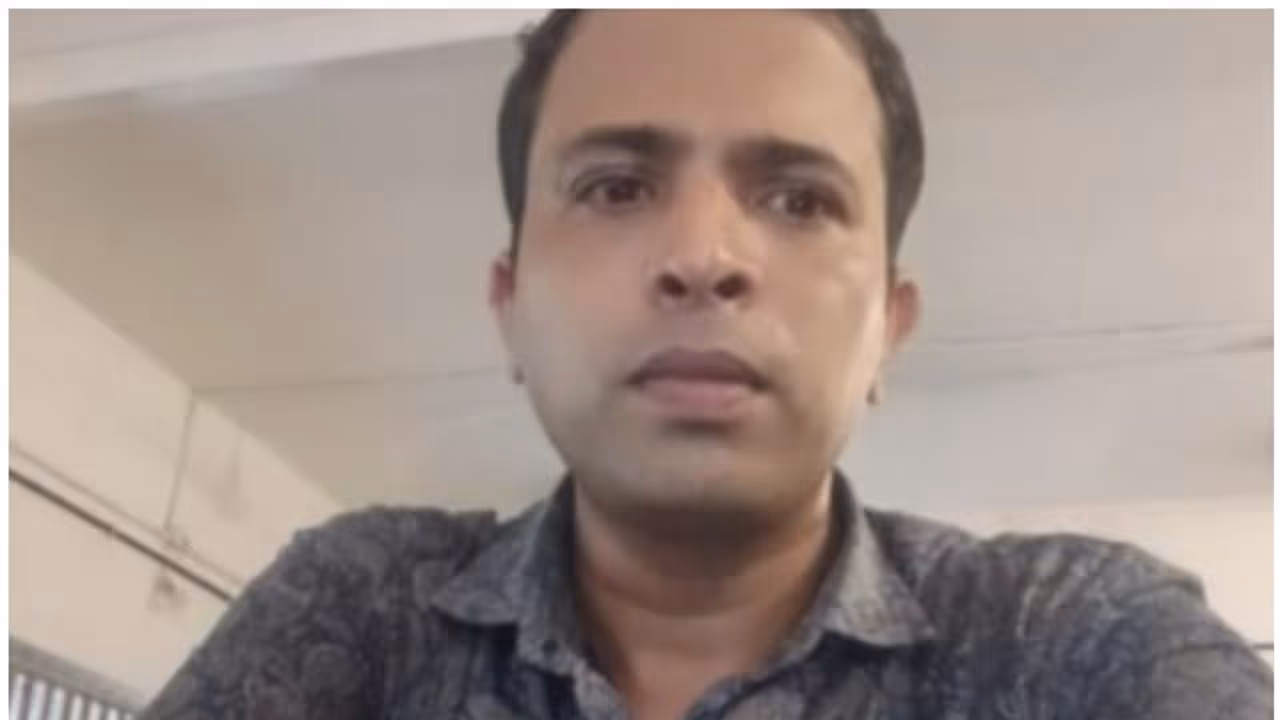 മദ്യപിച്ച് ബഹളമുണ്ടാക്കൽ സ്ഥിരം പരിപാടി; ഹോട്ടലിൽ കയറെരുതെന്ന് വിലക്കിയപ്പോൾ അശ്ലീല പ്രദർശനം, പ്രതി പിടിയില് മദ്യപിച്ച് ബഹളമുണ്ടാക്കൽ സ്ഥിരം പരിപാടി; ഹോട്ടലിൽ കയറെരുതെന്ന് വിലക്കിയപ്പോൾ അശ്ലീല പ്രദർശനം, പ്രതി പിടിയില്