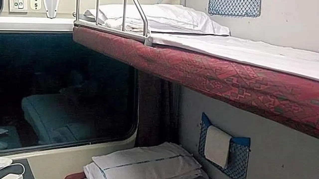 ರೈಲಿನ AC ಕೋಚ್ಗಳಲ್ಲಿ ಕೊಡುವ ಬೆಡ್ಶೀಟ್ ಹೇಗೆ ತೊಳೆಯಲಾಗುತ್ತೆ? ಹೊರ ಬಂತು ವಿಡಿಯೋ ರೈಲಿನ AC ಕೋಚ್ಗಳಲ್ಲಿ ಕೊಡುವ ಬೆಡ್ಶೀಟ್ ಹೇಗೆ ತೊಳೆಯಲಾಗುತ್ತೆ? ಹೊರ ಬಂತು ವಿಡಿಯೋ