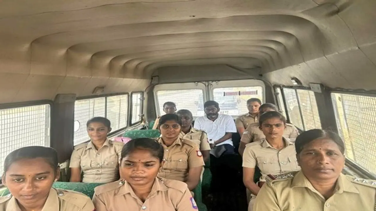 வேனில் வைத்து பெண் காவலர்கள் தாக்கினார்கள்: சவுக்கு சங்கர் புகார்   விசாரிக்க நீதிமன்றம் உத்தரவு!