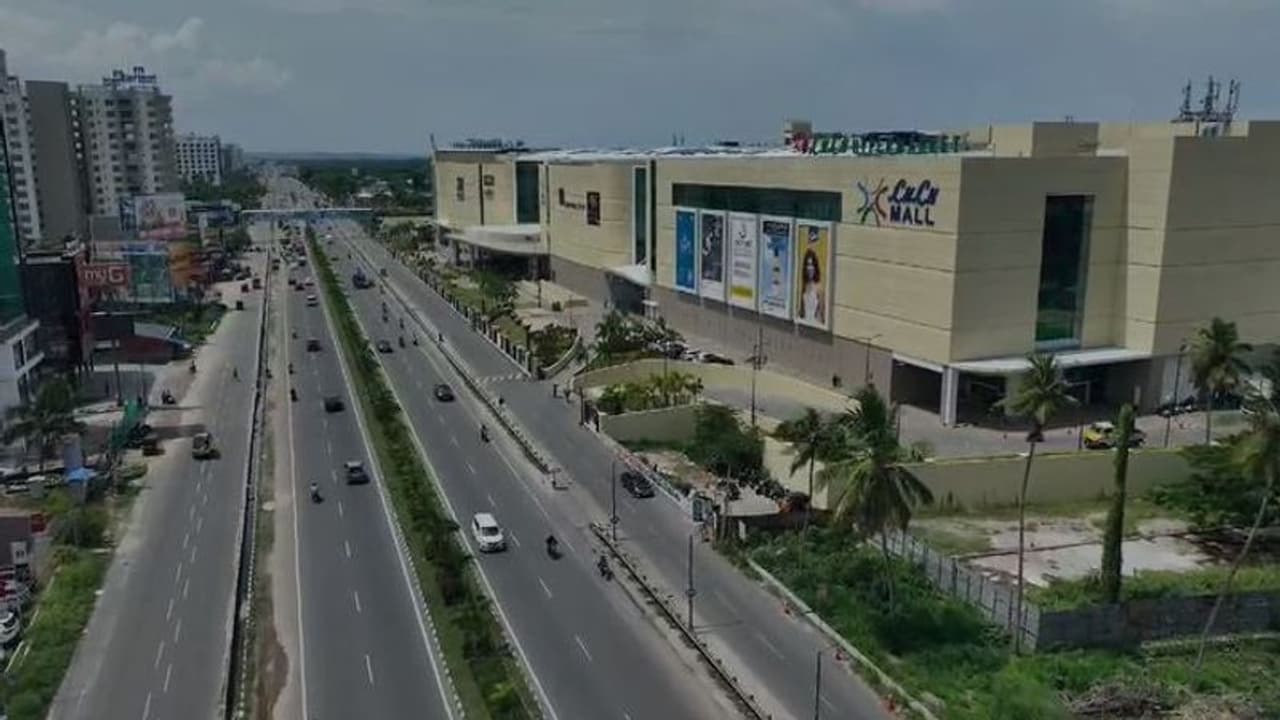 ലുലു മാളിൽ 15 മുതൽ 19 വരെ 'പൂരം', കൊടിയേറി, ഇനി കാത്തിരിക്കുന്നത് വമ്പൻ സര്പ്രൈസുകൾ, പങ്കെടുക്കാൻ പ്രമുഖർ ലുലു മാളിൽ 15 മുതൽ 19 വരെ 'പൂരം', കൊടിയേറി, ഇനി കാത്തിരിക്കുന്നത് വമ്പൻ സര്പ്രൈസുകൾ, പങ്കെടുക്കാൻ പ്രമുഖർ