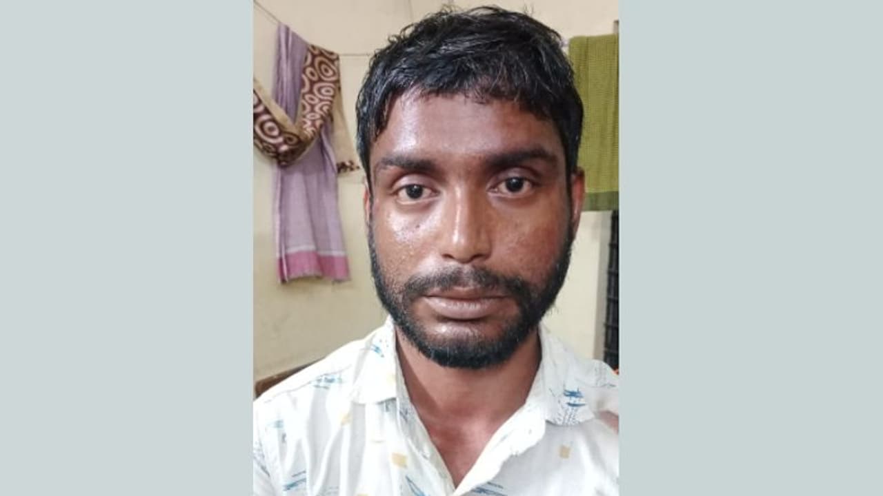 രഹസ്യ വിവരത്തെ തുടര്‍ന്ന് പരിശോധനയ്ക്ക് എത്തി, കണ്ടതും ഒരാൾ ഇറങ്ങി ഓടി, രണ്ട് കിലോ കഞ്ചാവുമായി ഒരാൾ പിടിയിൽ