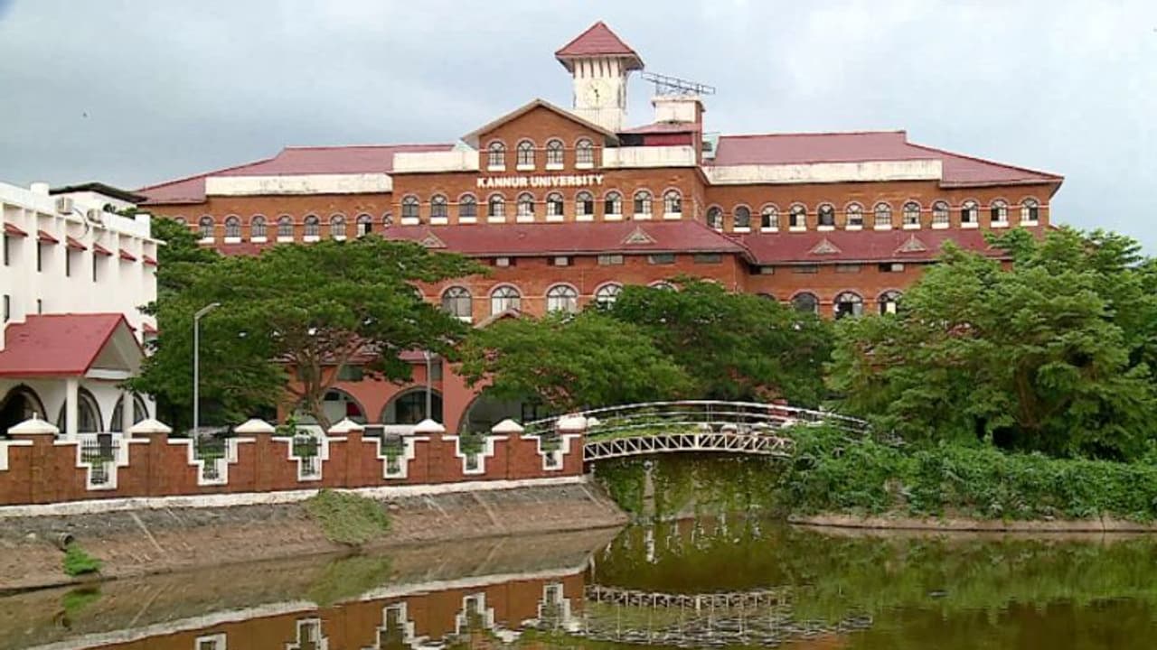 വിദ്യാർത്ഥികൾ പരീക്ഷാ ഹാളിൽ കയറി, ഉത്തരക്കടലാസിൽ വിവരം പൂരിപ്പിച്ചു, പിന്നാലെ അറിയിപ്പ്, പരീക്ഷ മാറ്റി, കാരണം