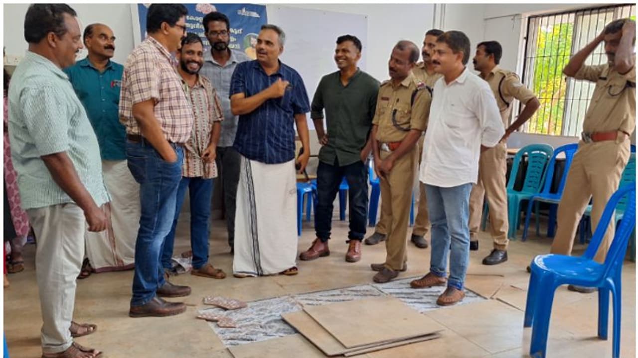 കോഴിക്കോട് ക്ലാസ് മുറിയിലെ ടൈലുകള് ഉഗ്ര ശബ്ദത്തോടെ പൊട്ടിത്തെറിച്ചു; സ്ഥലത്തെത്തി ഫയര്ഫോഴ്സും പൊലീസും കോഴിക്കോട് ക്ലാസ് മുറിയിലെ ടൈലുകള് ഉഗ്ര ശബ്ദത്തോടെ പൊട്ടിത്തെറിച്ചു; സ്ഥലത്തെത്തി ഫയര്ഫോഴ്സും പൊലീസും