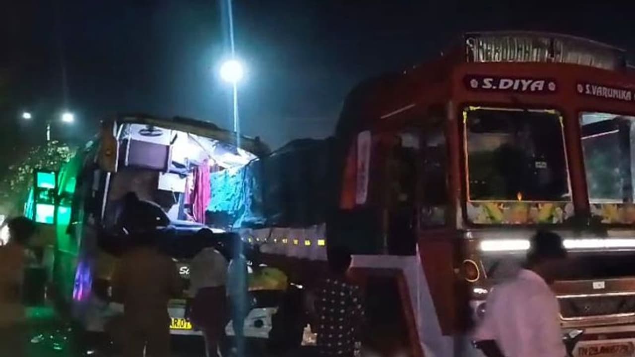 ലോറിയും ബസുകളും കൂട്ടിയിടിച്ചു: നാല് മരണം, ഇരുപതിലധികം പേർക്ക് പരിക്ക് 