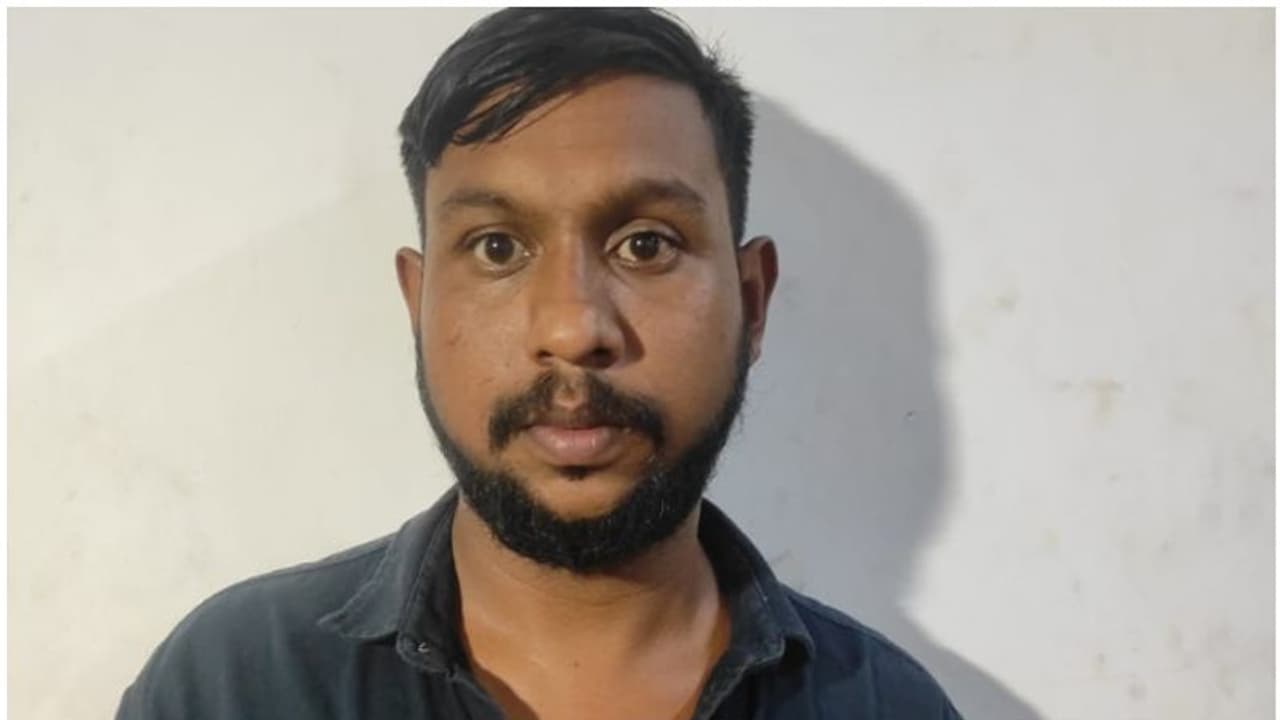 കാറിന് മുന്നിൽ കിലോമീറ്ററോളം വേഗത കുറച്ച് ബൈക്കിൽ; ചോദ്യം ചെയ്ത പ്രധാനാധ്യാപകനെ ആക്രമിച്ചു, പ്രതി അറസ്റ്റിൽ കാറിന് മുന്നിൽ കിലോമീറ്ററോളം വേഗത കുറച്ച് ബൈക്കിൽ; ചോദ്യം ചെയ്ത പ്രധാനാധ്യാപകനെ ആക്രമിച്ചു, പ്രതി അറസ്റ്റിൽ