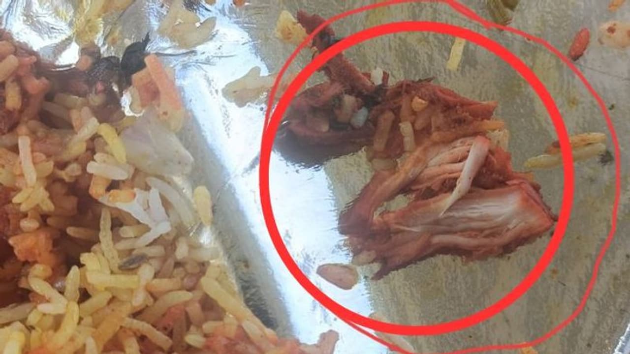 ರೀಫಂಡ್‌ ಮಾಡಿದ್ರೆ ಪಾಪ ಹೋಗುತ್ತಾ? ಪನೀರ್ ಬಿರಿಯಾನಿಯಲ್ಲಿ ಚಿಕನ್ ಪೀಸ್‌ ಕಳುಹಿಸಿದ ಜೊಮ್ಯಾಟೋಗೆ ತರಾಟೆ!