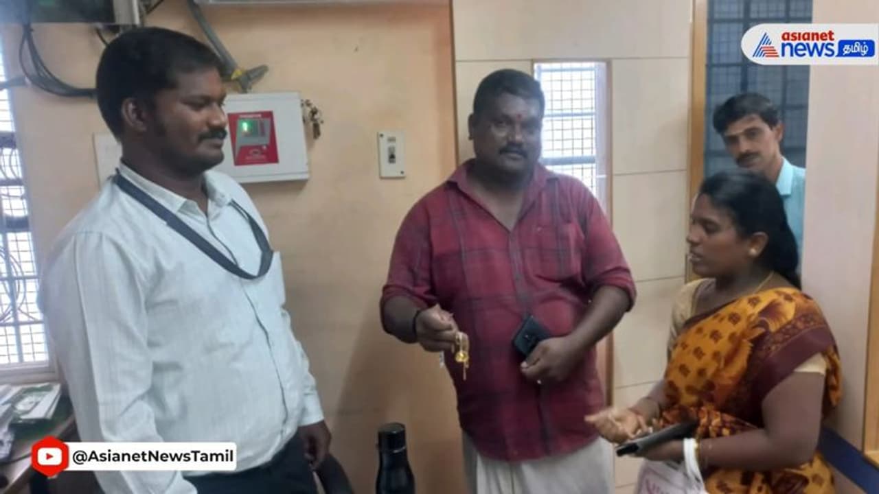 மதுரையில் சாலையில் கிடந்த செயின், மோதிரம்; டீ கடைக்காரரின் செயலை கண்டு வியந்துபோன அதிகாரிகள்