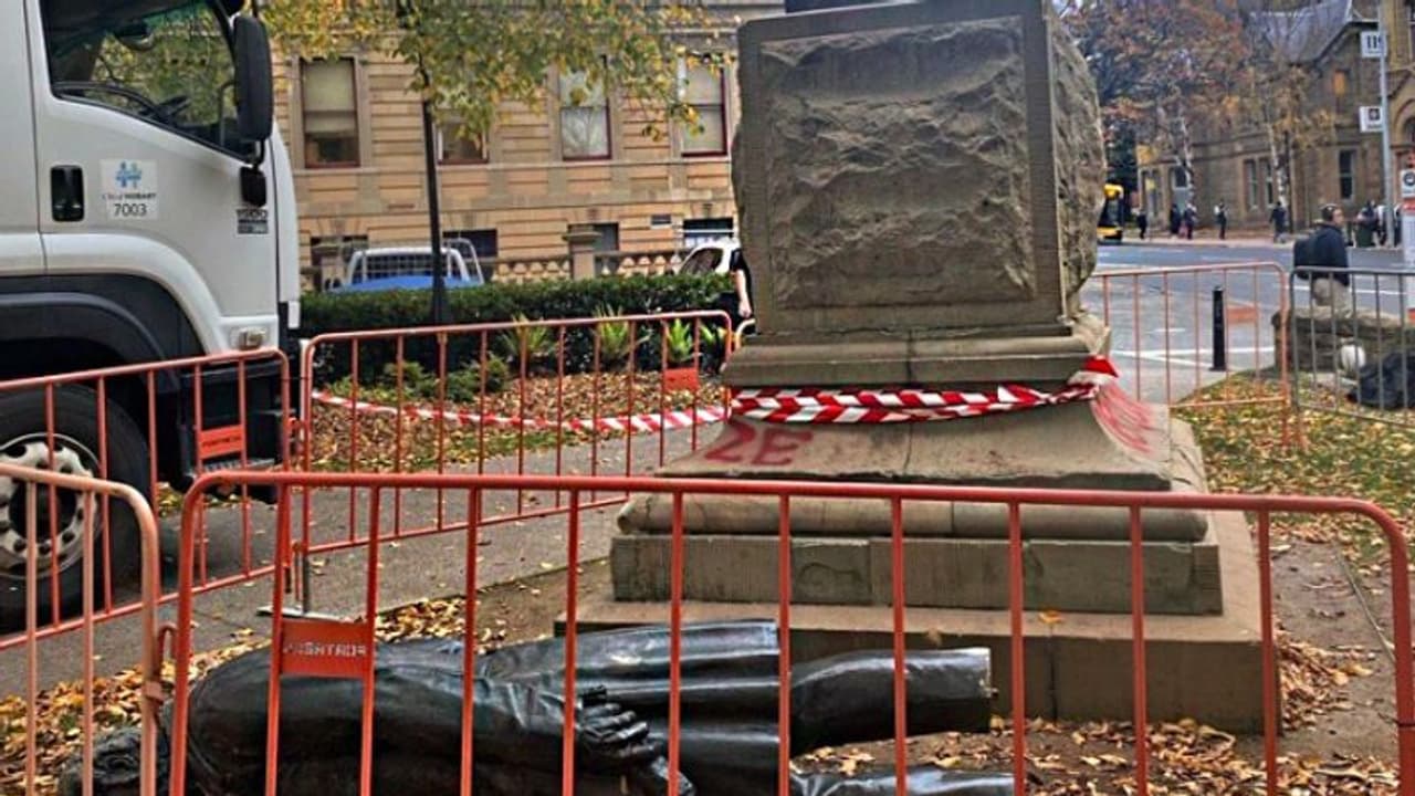 ആദിവാസി യുവാവിന്റെ മൃതദേഹം വികൃതമാക്കിയ കൊളോണിയൽ അധികാരിയുടെ പ്രതിമ നശിപ്പിച്ച് അജ്ഞാതർ