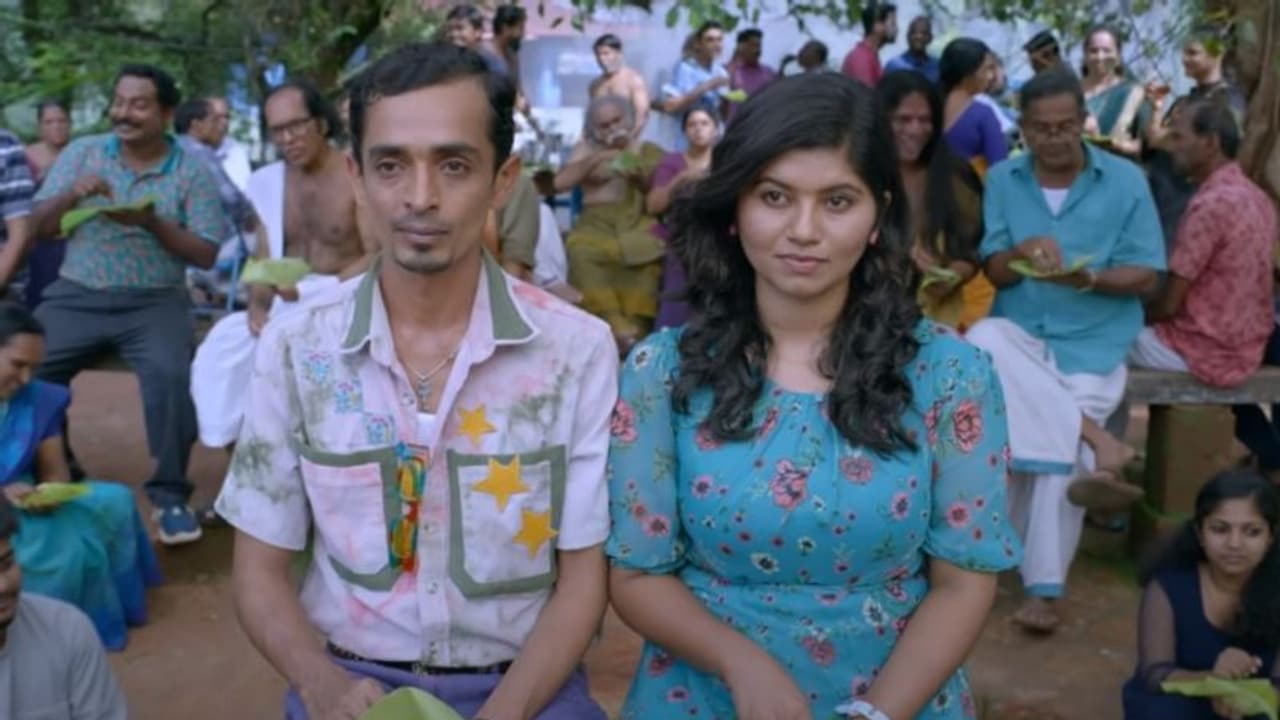 'സുരേശന്‍റെയും സുമലതയുടെയും' പ്രണയത്തിൽ സംഭവിച്ചതെന്ത്? ചിരിപ്പൂരമൊരുക്കി രതീഷ് ബാലകൃഷ്ണന്‍ പൊതുവാള്‍: റിവ്യൂ