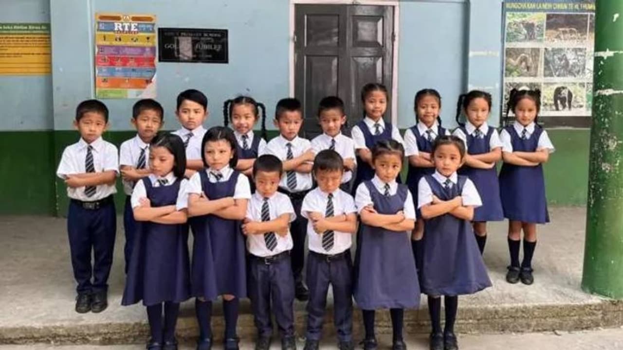 സ്കൂളിൽ മൊത്തം എട്ടുജോഡി ഇരട്ടകൾ, ആകെ കൺഫ്യൂഷനായി അധ്യാപകർ സ്കൂളിൽ മൊത്തം എട്ടുജോഡി ഇരട്ടകൾ, ആകെ കൺഫ്യൂഷനായി അധ്യാപകർ