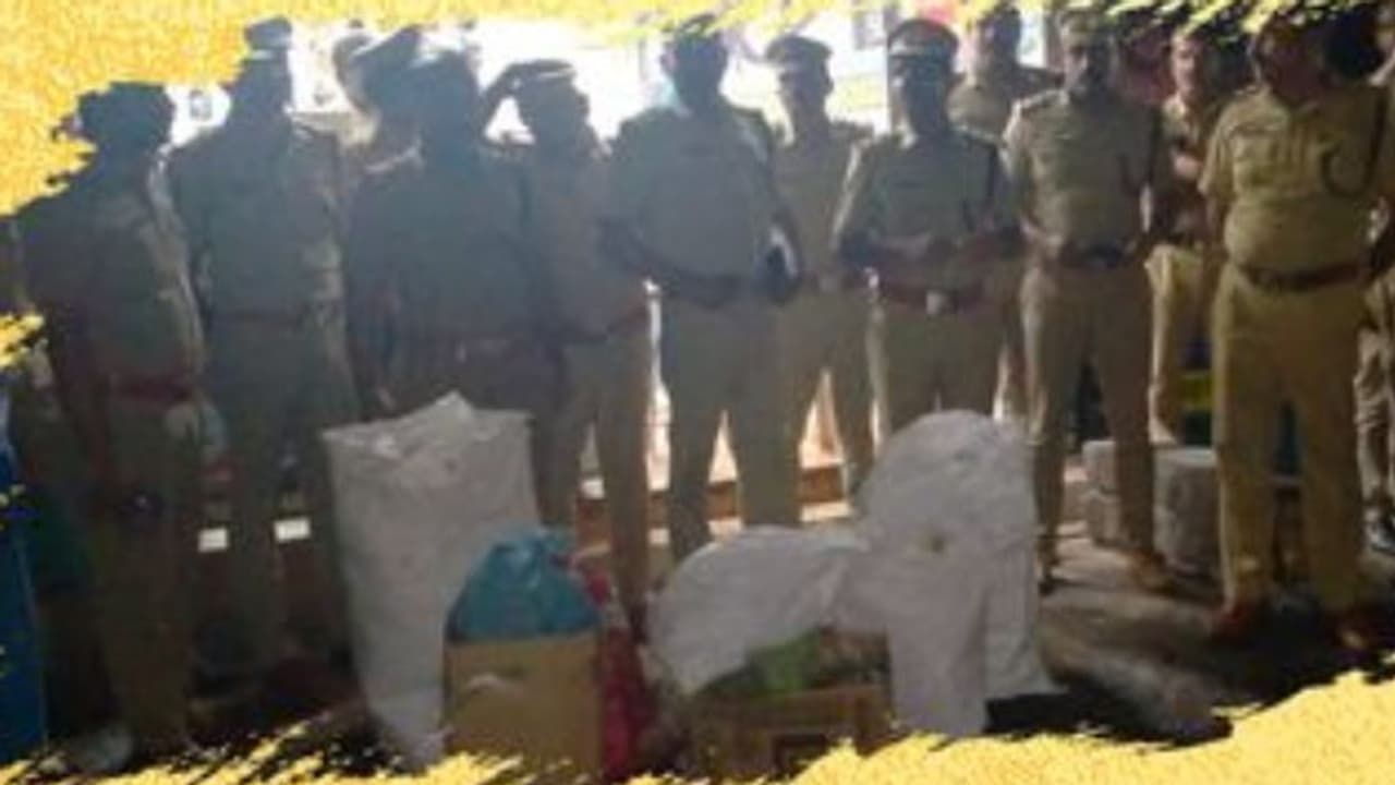 പെരുമ്പാവൂരിൽ വെറും 4 മണിക്കൂര് പരിശോധന, 71 കേസ്, പിടിച്ചെടുത്തത് 200 കിലോ നിരോധിത പുകയില ഉത്പന്നങ്ങൾ പെരുമ്പാവൂരിൽ വെറും 4 മണിക്കൂര് പരിശോധന, 71 കേസ്, പിടിച്ചെടുത്തത് 200 കിലോ നിരോധിത പുകയില ഉത്പന്നങ്ങൾ