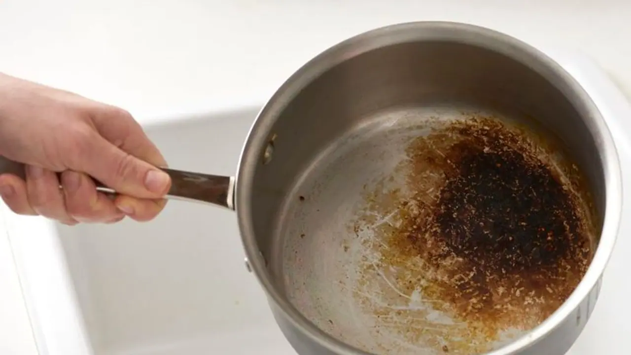 പാത്രങ്ങളിലെ കറയും കരിയും കളയാൻ ഇതാ മൂന്ന് എളുപ്പവഴികൾ 