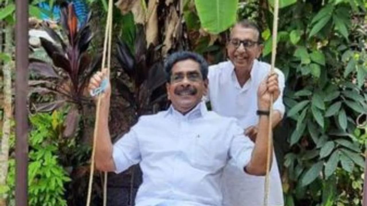 'പ്രിയ സ്നേഹിതാ, ഒന്നും മറക്കാൻ കഴിയില്ല', സഹ പ്രവര്ത്തകന്റെ വിയോഗത്തിൽ വൈകാരിക കുറിപ്പുമായി മുല്ലപ്പള്ളി 'പ്രിയ സ്നേഹിതാ, ഒന്നും മറക്കാൻ കഴിയില്ല', സഹ പ്രവര്ത്തകന്റെ വിയോഗത്തിൽ വൈകാരിക കുറിപ്പുമായി മുല്ലപ്പള്ളി