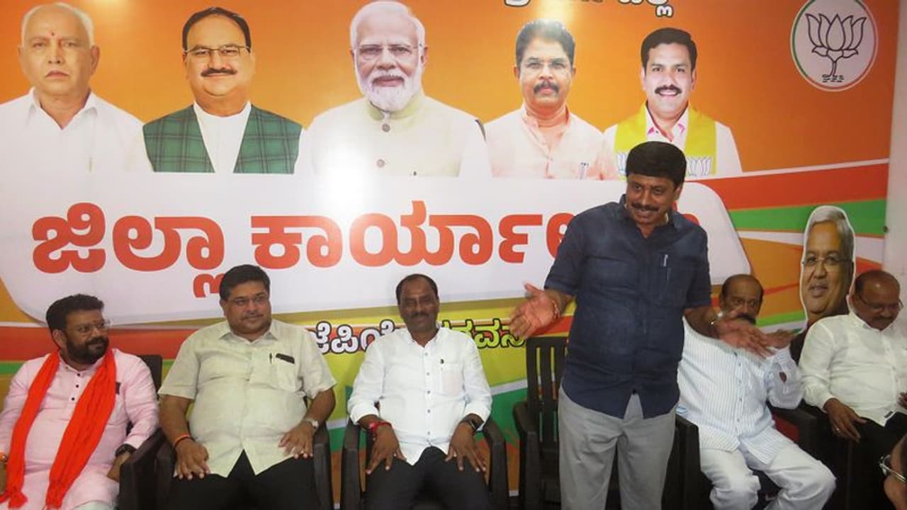 ಬಿಜೆಪಿಗೆ ದ್ರೋಹ ಎಸಗಿದವರಿಗೆ ತಕ್ಕ ಪಾಠ ಕಲಿಸಿ: ವೈ.ಎ.ನಾರಾಯಣಸ್ವಾಮಿ ಬಿಜೆಪಿಗೆ ದ್ರೋಹ ಎಸಗಿದವರಿಗೆ ತಕ್ಕ ಪಾಠ ಕಲಿಸಿ: ವೈ.ಎ.ನಾರಾಯಣಸ್ವಾಮಿ