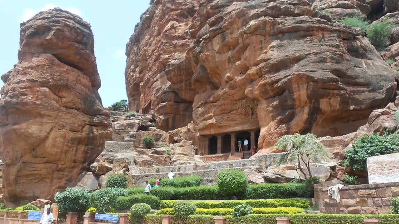 ಬೇಸಿಗೆಯ ಬಿಸಿಲಿನ ತಾಪ: ಐತಿಹಾಸಿಕ ತಾಣ ಬಾದಾಮಿ ನೋಡಲು ಪ್ರವಾಸಿಗರ ಬರ! ಬೇಸಿಗೆಯ ಬಿಸಿಲಿನ ತಾಪ: ಐತಿಹಾಸಿಕ ತಾಣ ಬಾದಾಮಿ ನೋಡಲು ಪ್ರವಾಸಿಗರ ಬರ!