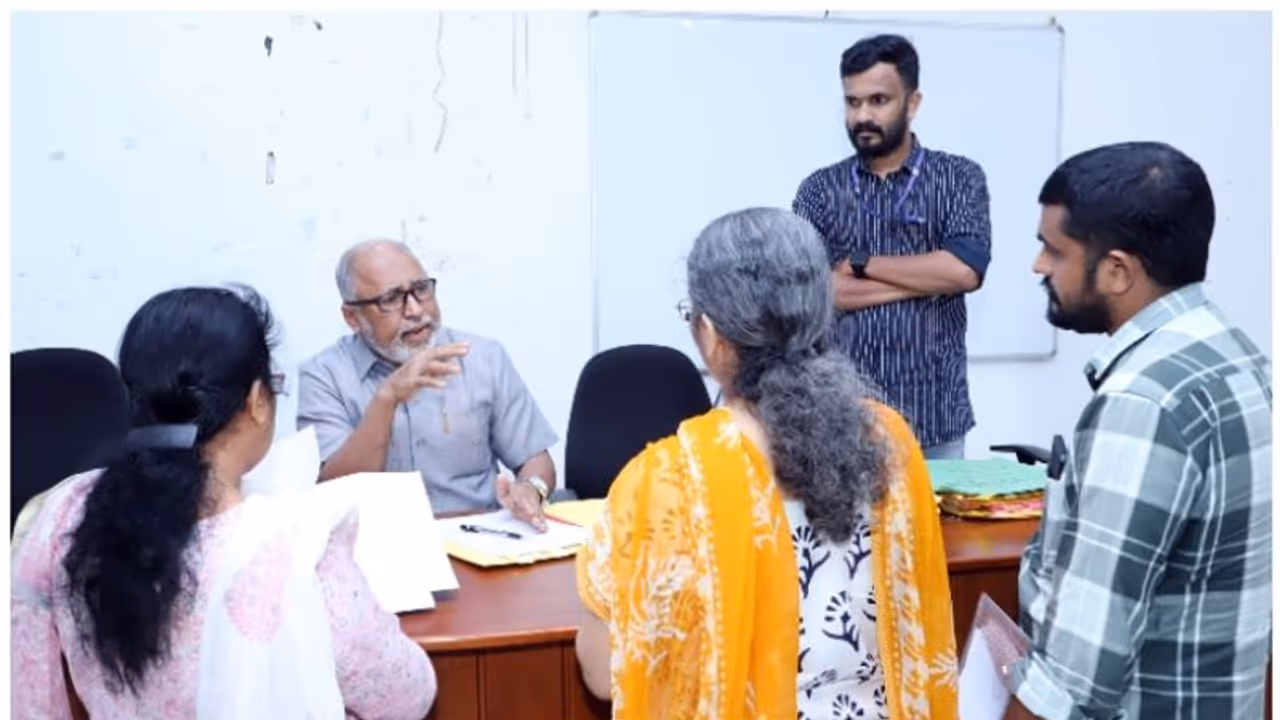 വിവരാവകാശ അപേക്ഷകളിൽ എങ്ങനെ വിവരം നല്കാതിരിക്കാം എന്നതിലാണ് പല ഉദ്യോഗസ്ഥരുടേയും ഗവേഷണമെന്ന് കമീഷണര് വിവരാവകാശ അപേക്ഷകളിൽ എങ്ങനെ വിവരം നല്കാതിരിക്കാം എന്നതിലാണ് പല ഉദ്യോഗസ്ഥരുടേയും ഗവേഷണമെന്ന് കമീഷണര്