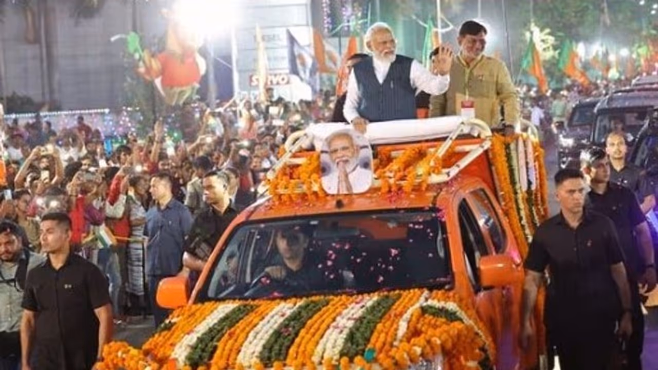 Swachh Bharat in action: PM Modi's rally praised for clean streets, Kejriwal's criticized for trash (WATCH)