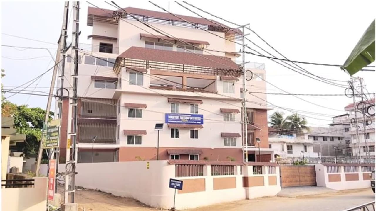 ഗുരുവായൂരില് തിരക്കേറെ; പക്ഷേ ഭക്തര് 'വിഷമ' വൃത്തത്തില്, ഉദ്ഘാടനം കഴിഞ്ഞ ശുചിമുറി മന്ദിരം നോക്കുകുത്തി ഗുരുവായൂരില് തിരക്കേറെ; പക്ഷേ ഭക്തര് 'വിഷമ' വൃത്തത്തില്, ഉദ്ഘാടനം കഴിഞ്ഞ ശുചിമുറി മന്ദിരം നോക്കുകുത്തി