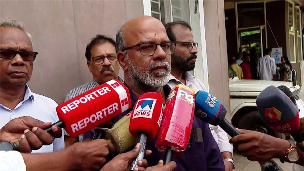 സ്ത്രീവിരുദ്ധ പരാമര്ശം: രാഷ്ട്രീയമായി ശരിയായിരുന്നില്ല, നിയമപരമായി തെറ്റല്ലെന്ന് ആർഎംപി നേതാവ് ഹരിഹരന് സ്ത്രീവിരുദ്ധ പരാമര്ശം: രാഷ്ട്രീയമായി ശരിയായിരുന്നില്ല, നിയമപരമായി തെറ്റല്ലെന്ന് ആർഎംപി നേതാവ് ഹരിഹരന്