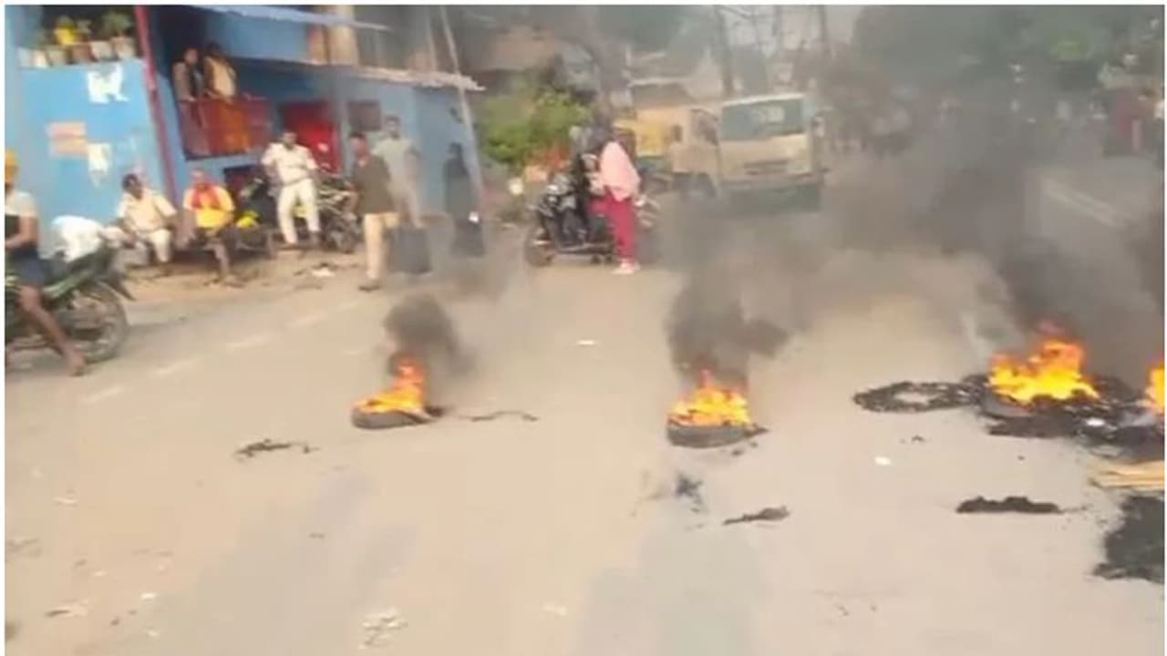 സ്കൂളിൽ പോയ മൂന്നു വയസുകാരൻ തിരികെ വന്നില്ല; തിരഞ്ഞെത്തിയ കുടുബം കണ്ടത് ഓടയ്ക്കുള്ളിൽ മൃതദേഹം, പ്രതിഷേധം ശക്തം