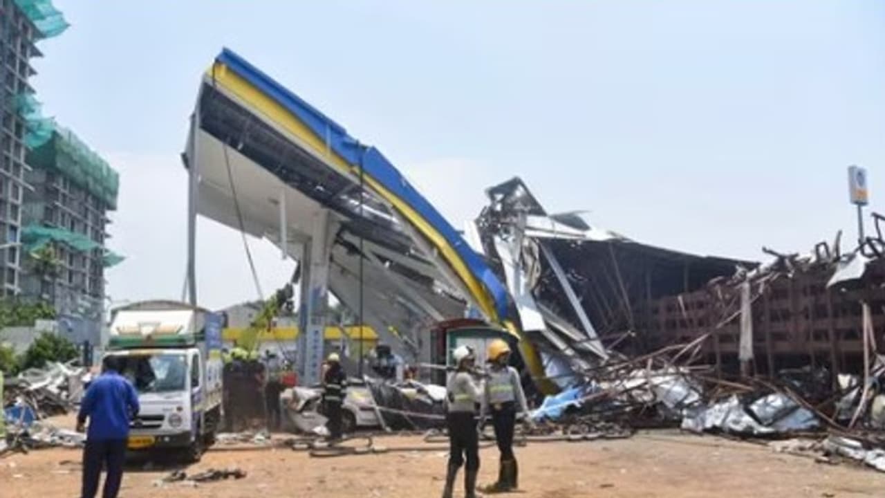 மும்பை விளம்பர பலகை விபத்து எதிரொலி: சென்னையில் அனுமதியின்றி வைக்கப்பட்ட பேனர்கள் அகற்றம்!