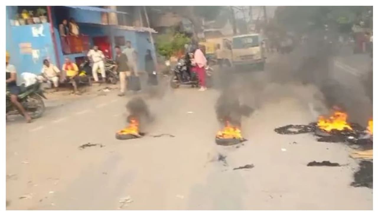 മൂന്ന് വയസ്സുകാരന്റെ മൃതദേഹം സ്കൂളിലെ അഴുക്കുചാലിൽ ഒളിപ്പിച്ച നിലയിൽ, പ്രതിഷേധക്കാർ സ്കൂളിന് തീവെച്ചു മൂന്ന് വയസ്സുകാരന്റെ മൃതദേഹം സ്കൂളിലെ അഴുക്കുചാലിൽ ഒളിപ്പിച്ച നിലയിൽ, പ്രതിഷേധക്കാർ സ്കൂളിന് തീവെച്ചു