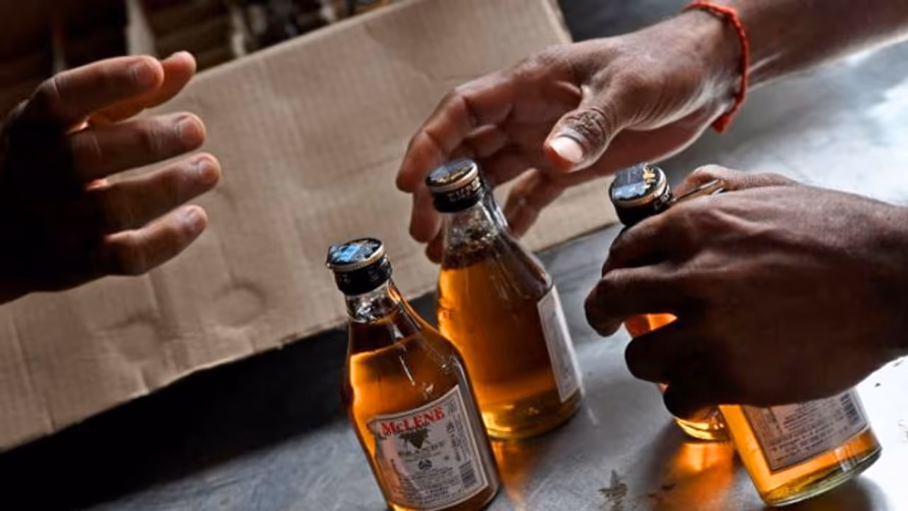 No liquor in Karnataka on July 26: Wine shop owners organise protest against Excise dept corruption