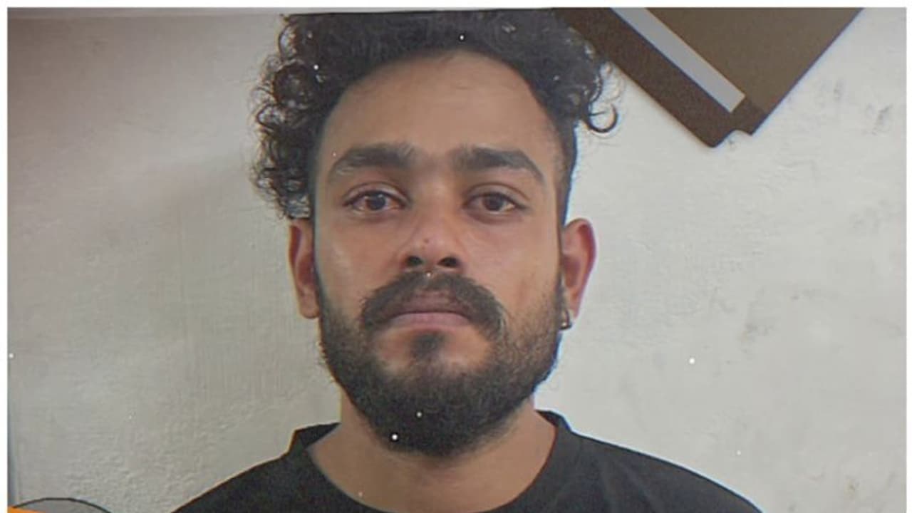 പൊലീസിന് നേരെ മുളകുപൊടി എറിഞ്ഞു രക്ഷപ്പെടാൻ പ്രതിയുടെ ശ്രമം; സംഭവം കോടതിയിലെത്തിച്ചപ്പോള്, പിടിയില് പൊലീസിന് നേരെ മുളകുപൊടി എറിഞ്ഞു രക്ഷപ്പെടാൻ പ്രതിയുടെ ശ്രമം; സംഭവം കോടതിയിലെത്തിച്ചപ്പോള്, പിടിയില്