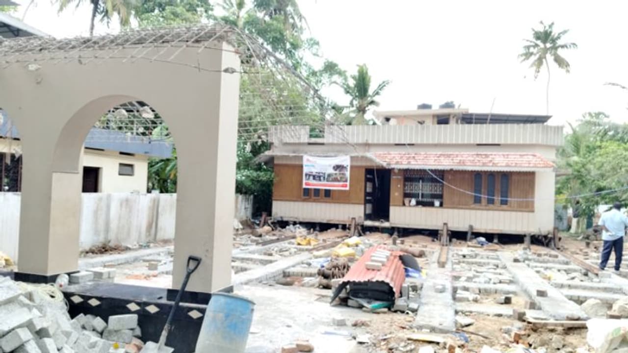 പൊളിച്ചു മാറ്റരുതെന്ന് ഉടമയ്ക്ക് നിര്ബന്ധം; മാവേലിക്കരയിൽ 1100 സ്ക്വയര് ഫീറ്റ് വീട് 45 അടി പുറകോട്ട് മാറ്റി പൊളിച്ചു മാറ്റരുതെന്ന് ഉടമയ്ക്ക് നിര്ബന്ധം; മാവേലിക്കരയിൽ 1100 സ്ക്വയര് ഫീറ്റ് വീട് 45 അടി പുറകോട്ട് മാറ്റി