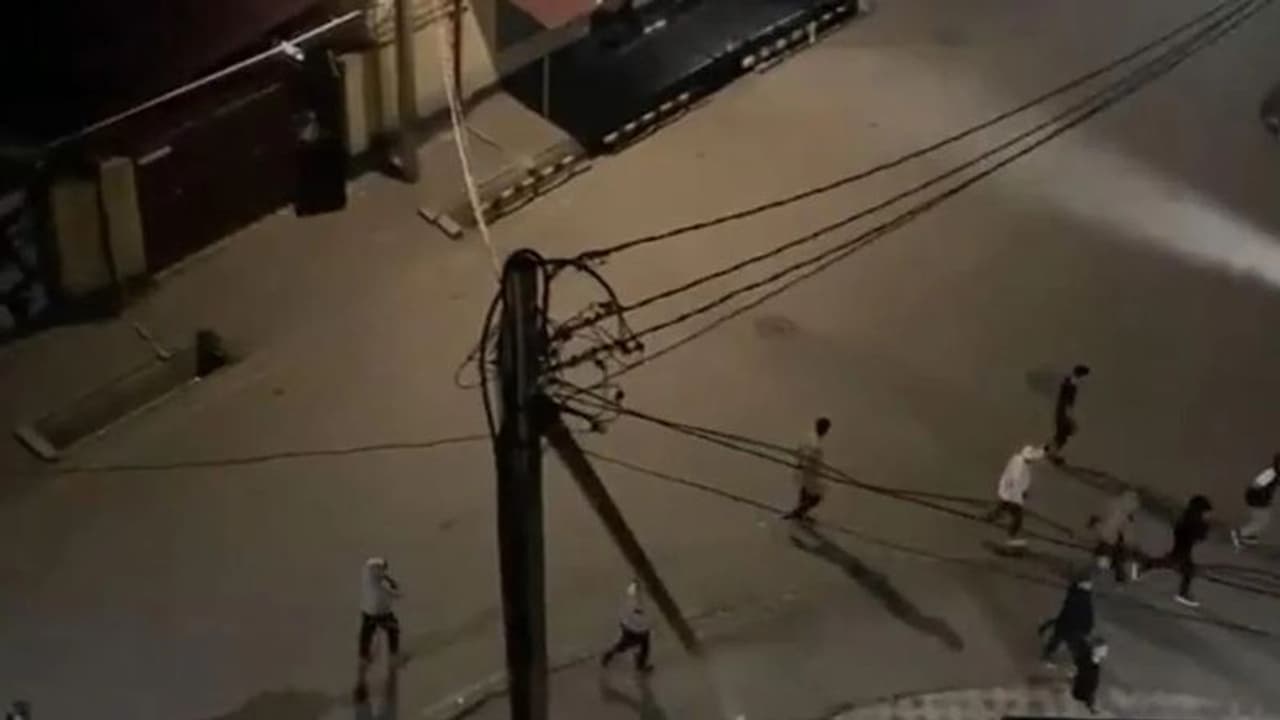 किर्गिस्तान में विदेशी छात्रों पर हमला भारतीय दूतावास ने इंडियन स्टूडेंट्स को घरों में रहने की दी सलाह किर्गिस्तान में विदेशी छात्रों पर हमला भारतीय दूतावास ने इंडियन स्टूडेंट्स को घरों में रहने की दी सलाह