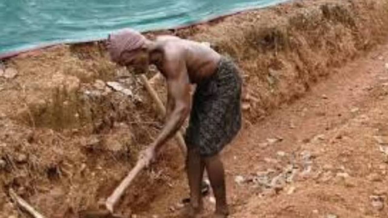 അടുത്തൊരു റോഡില്ല, പാരയും മൺവെട്ടിയുമായിറങ്ങി, 2 കൊല്ലത്തെ കഠിനാധ്വാനം, ഒറ്റയ്ക്കൊരു റോഡ് പണിത് ഗോവിന്ദ ഗൗഡ 