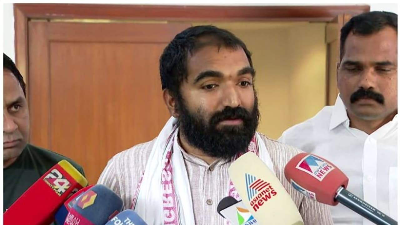 ഉമ്മന്‍ചാണ്ടി അനുസ്മരണത്തിനിടെ പിണറായിക്ക് പുകഴ്ത്തൽ, കോൺഗ്രസിൽ വിമർശനം, വിവാദം, ഒടുവിൽ ചാണ്ടി ഉമ്മന്റെ മറുപടി