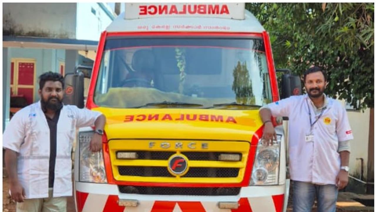 വീട്ടില് പ്രസവിച്ച് 27കാരി; രക്ഷകരായി 108 ആംബുലന്സ് ജീവനക്കാര് വീട്ടില് പ്രസവിച്ച് 27കാരി; രക്ഷകരായി 108 ആംബുലന്സ് ജീവനക്കാര്