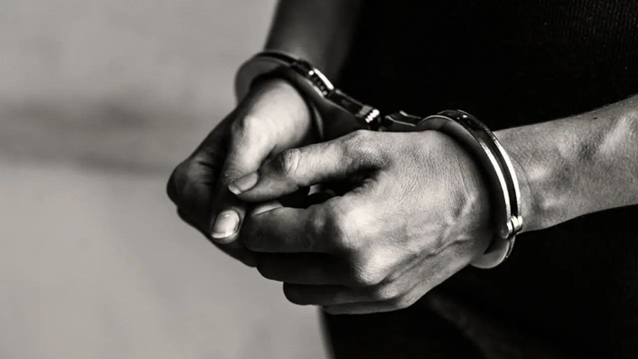 ಶೋ ರೂಮ್ಗಳೇ ಟಾರ್ಗೆಟ್: ದುಬಾರಿ ಬಟ್ಟೆ ಕದಿಯುತ್ತಿದ್ದ ಕುಖ್ಯಾತ ಕಳ್ಳನ ಬಂಧನ ಶೋ ರೂಮ್ಗಳೇ ಟಾರ್ಗೆಟ್: ದುಬಾರಿ ಬಟ್ಟೆ ಕದಿಯುತ್ತಿದ್ದ ಕುಖ್ಯಾತ ಕಳ್ಳನ ಬಂಧನ