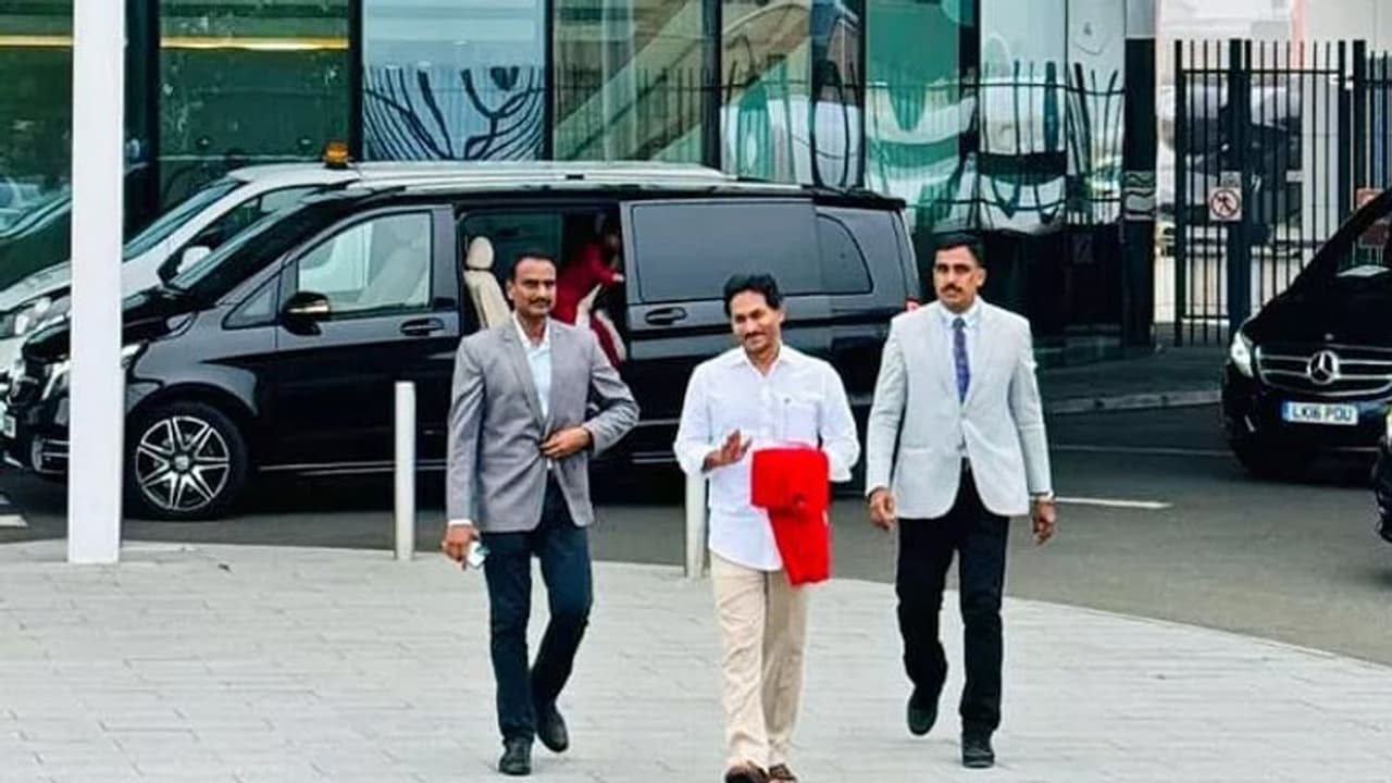 தேர்தல் முடிந்தவுடன் குடும்பத்துடன் லண்டன் சென்ற ஆந்திர முதல்வர் ஜெகன்மோகன்!