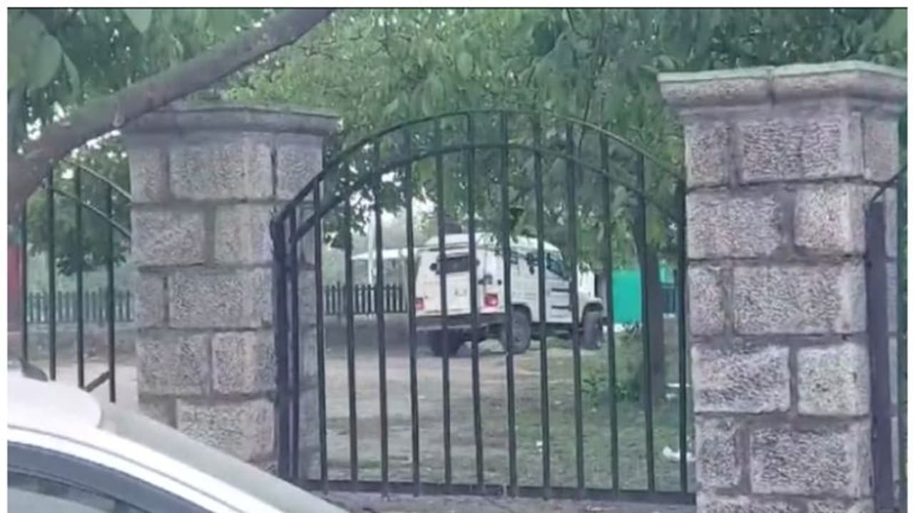 ജമ്മു കശ്മീരിൽ മുൻ സർപഞ്ചിനെ ഭീകരർ വെടിവെച്ച് കൊന്നു; ഇപ്പോഴും ഭീകരവാദമുണ്ടെന്ന് വ്യക്തമെന്ന് ഫറൂഖ് അബ്ദുള്ള ജമ്മു കശ്മീരിൽ മുൻ സർപഞ്ചിനെ ഭീകരർ വെടിവെച്ച് കൊന്നു; ഇപ്പോഴും ഭീകരവാദമുണ്ടെന്ന് വ്യക്തമെന്ന് ഫറൂഖ് അബ്ദുള്ള