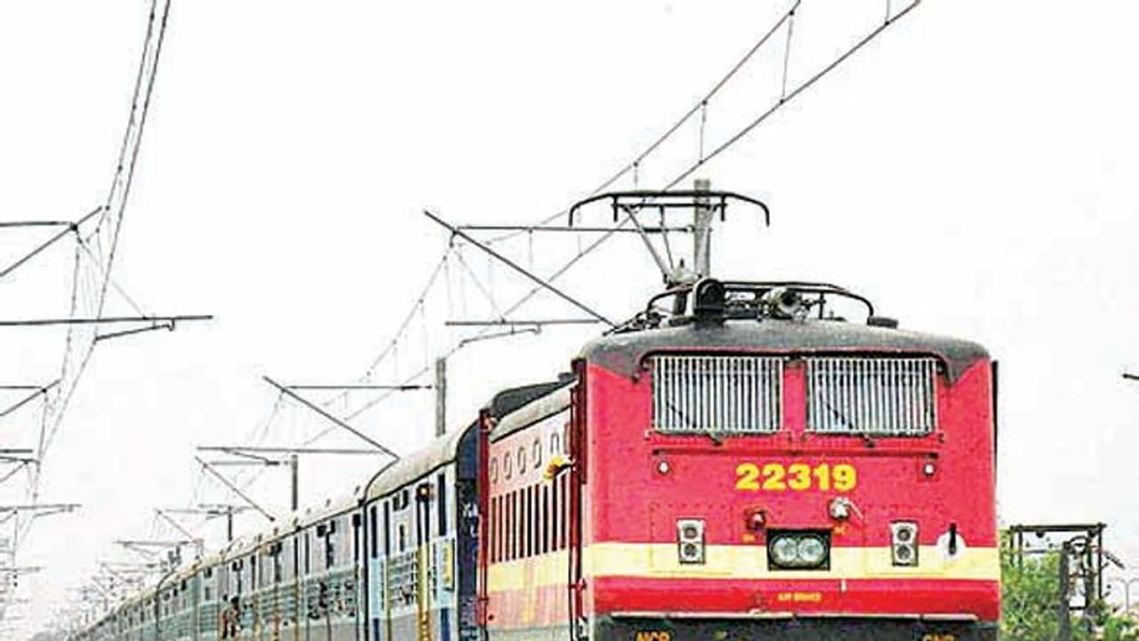 കനത്ത മഴയും മോശം കാലാവസ്ഥയും, ട്രെയിനുകൾ വൈകിയോടുന്നു, വിവരങ്ങളറിയാം കനത്ത മഴയും മോശം കാലാവസ്ഥയും, ട്രെയിനുകൾ വൈകിയോടുന്നു, വിവരങ്ങളറിയാം