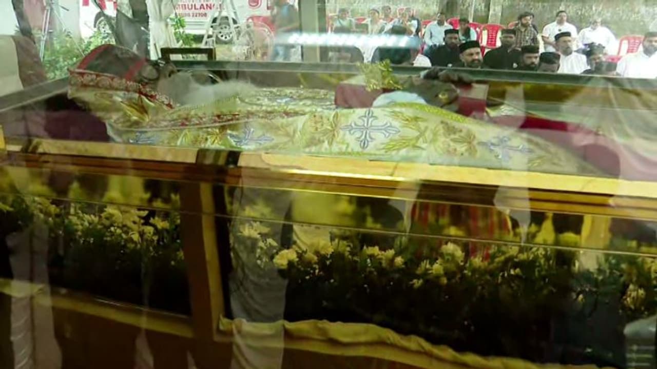 അന്തിമോപചാരമര്പ്പിക്കാൻ നിരവധി പേര്: മെത്രാപ്പൊലീത്തയുടെ മൃതദേഹവുമായുള്ള വിലാപയാത്ര ആരംഭിച്ചു അന്തിമോപചാരമര്പ്പിക്കാൻ നിരവധി പേര്: മെത്രാപ്പൊലീത്തയുടെ മൃതദേഹവുമായുള്ള വിലാപയാത്ര ആരംഭിച്ചു