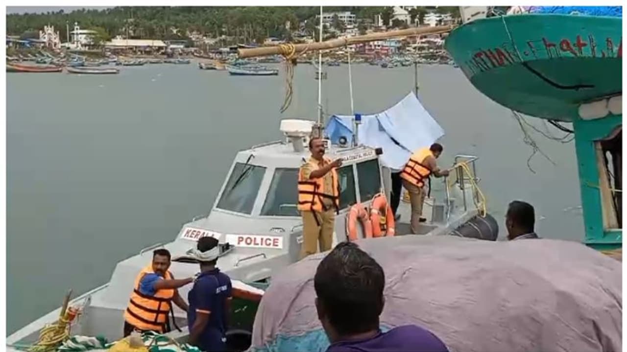 ബലാത്സംഗ കേസിലെ പ്രതിക്കായി കടലിൽ വലവിരിച്ച് ക്യൂ ബ്രാഞ്ച്; ഒളിവിൽ പാർപ്പിച്ചവർ പിടിയിൽ, പ്രതി വീണ്ടും മുങ്ങി ബലാത്സംഗ കേസിലെ പ്രതിക്കായി കടലിൽ വലവിരിച്ച് ക്യൂ ബ്രാഞ്ച്; ഒളിവിൽ പാർപ്പിച്ചവർ പിടിയിൽ, പ്രതി വീണ്ടും മുങ്ങി