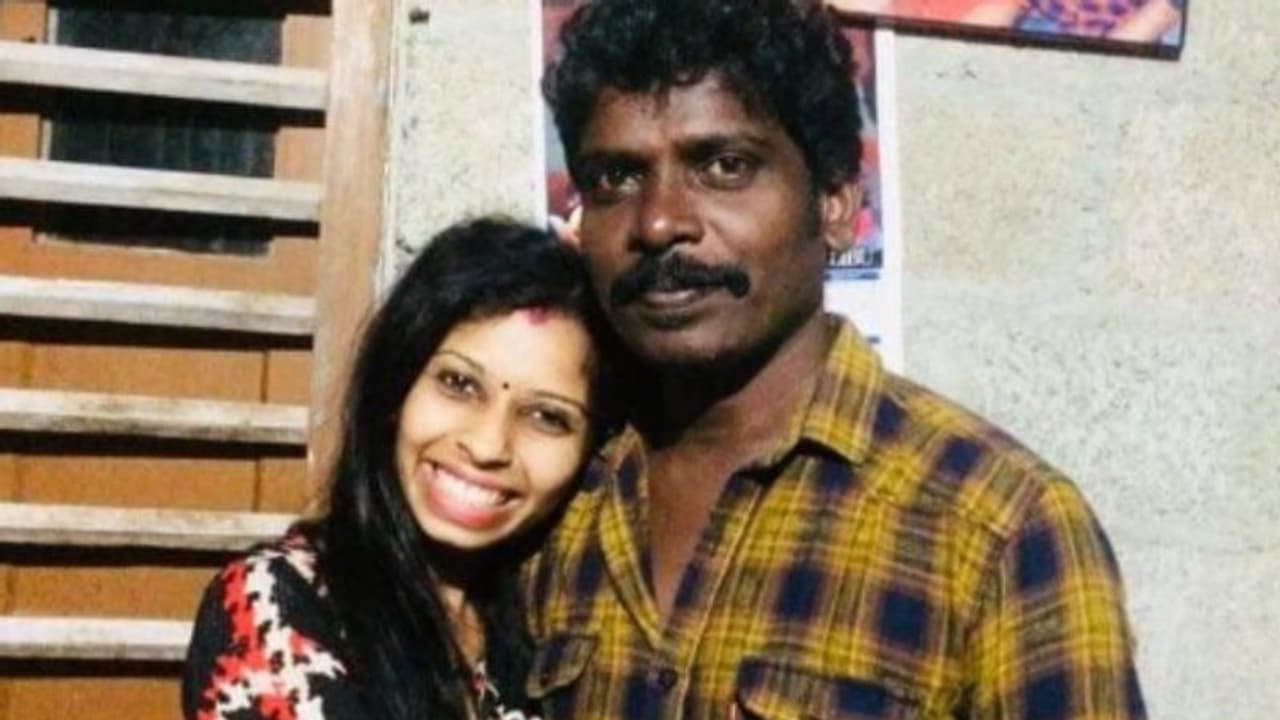 'മുറിയിൽ മുല്ലപ്പൂവിന്റെ മണമായിരുന്നു, അറിയാം വന്നെന്ന്..'; കൊല്ലം സുധിയുടെ പിറന്നാൾ ദിനത്തിൽ ഭാര്യ 'മുറിയിൽ മുല്ലപ്പൂവിന്റെ മണമായിരുന്നു, അറിയാം വന്നെന്ന്..'; കൊല്ലം സുധിയുടെ പിറന്നാൾ ദിനത്തിൽ ഭാര്യ