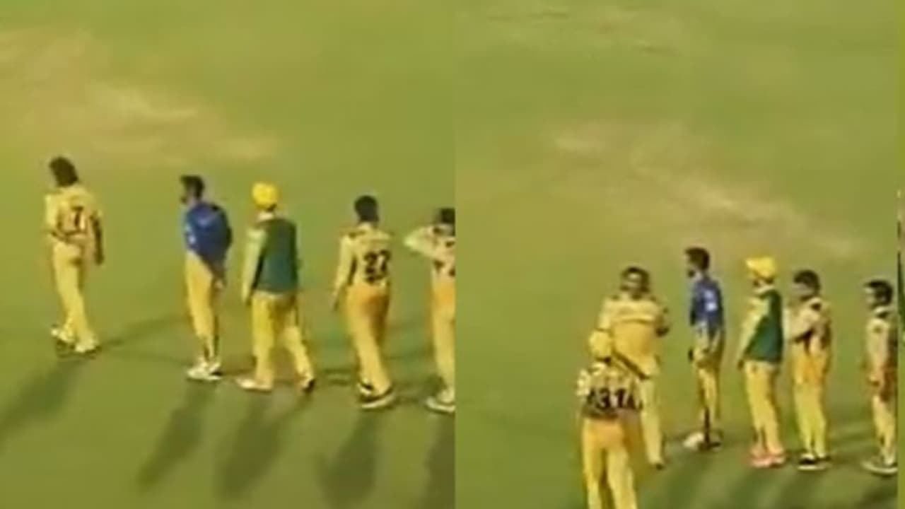 ஆர்சிபி வீரர்களுக்கு கை கொடுக்காமல் சென்ற தோனி – வைரலாகும் வீடியோ! ஆர்சிபி வீரர்களுக்கு கை கொடுக்காமல் சென்ற தோனி – வைரலாகும் வீடியோ!